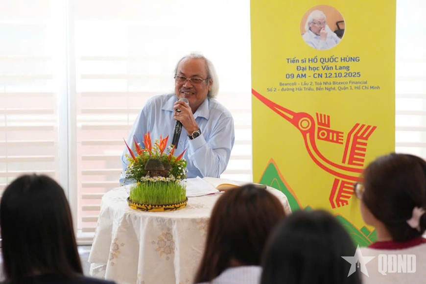 Tiến sĩ Hồ Quốc Hùng trò chuyện cùng các bạn trẻ về văn hóa dân tộc.